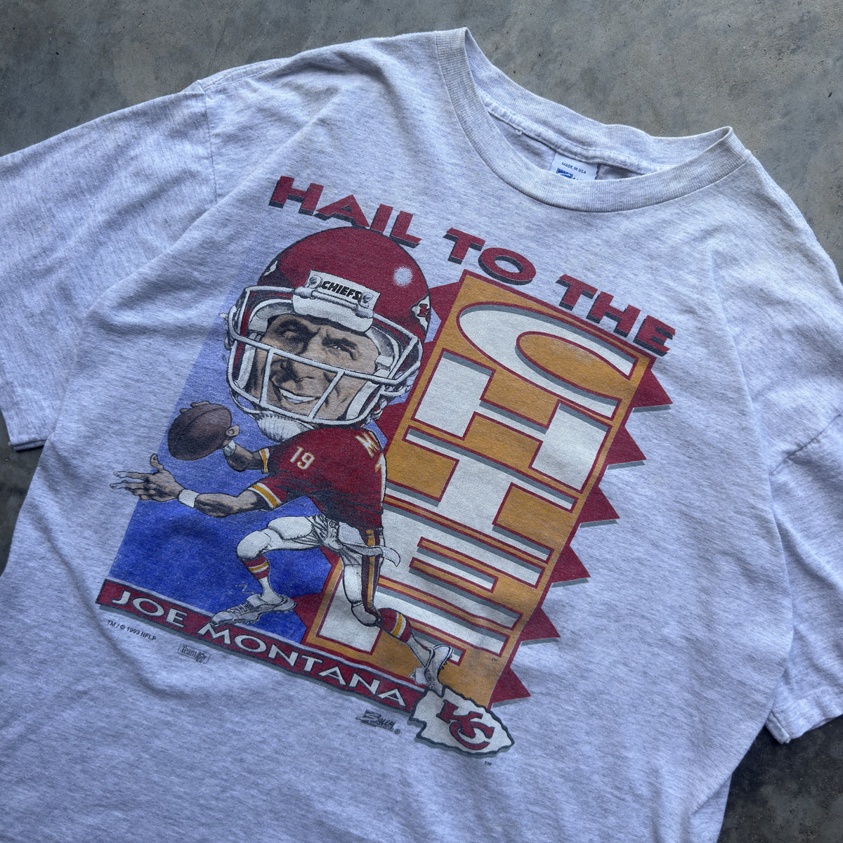 1993 Kansas City Chiefs Joe Montana Hail to the Chief Caricature T-Shirt (XL)